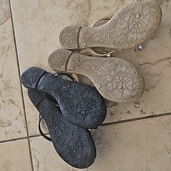 2 pairs of studded flip flops - Picture 2 of 2